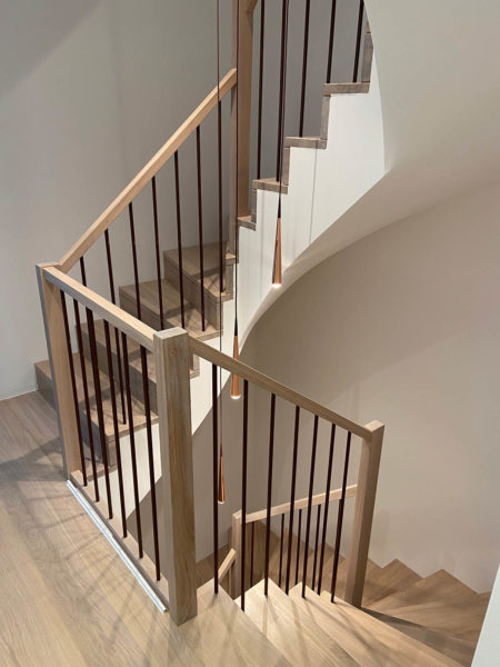 Moderne Holztreppe mit integrierter LED-Beleuchtung – Projekt Birkhahnweg von SHI Gebäudetechnik