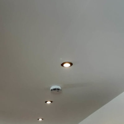 Moderne LED-Deckenspots und Rauchmelder im Einfamilienhaus, installiert von SHI