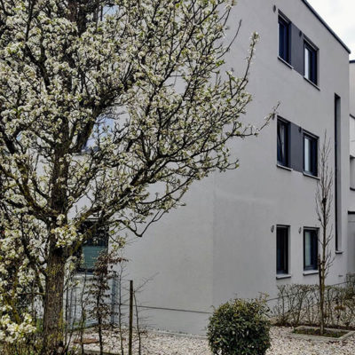 Wohnanlage in der Rieser Straße in Gersthofen – Fassade mit Fenstern und Außenbeleuchtung; Elektro- und Gebäudetechnik von SHI.