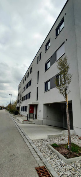 Wohnanlage in der Rieser Straße in Gersthofen – Fassade mit Fenstern und Außenbeleuchtung; Elektro- und Gebäudetechnik von SHI.