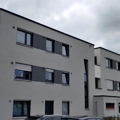 Wohnanlage in der Rieser Straße in Gersthofen – Fassade mit Fenstern und Außenbeleuchtung; Elektro- und Gebäudetechnik von SHI.