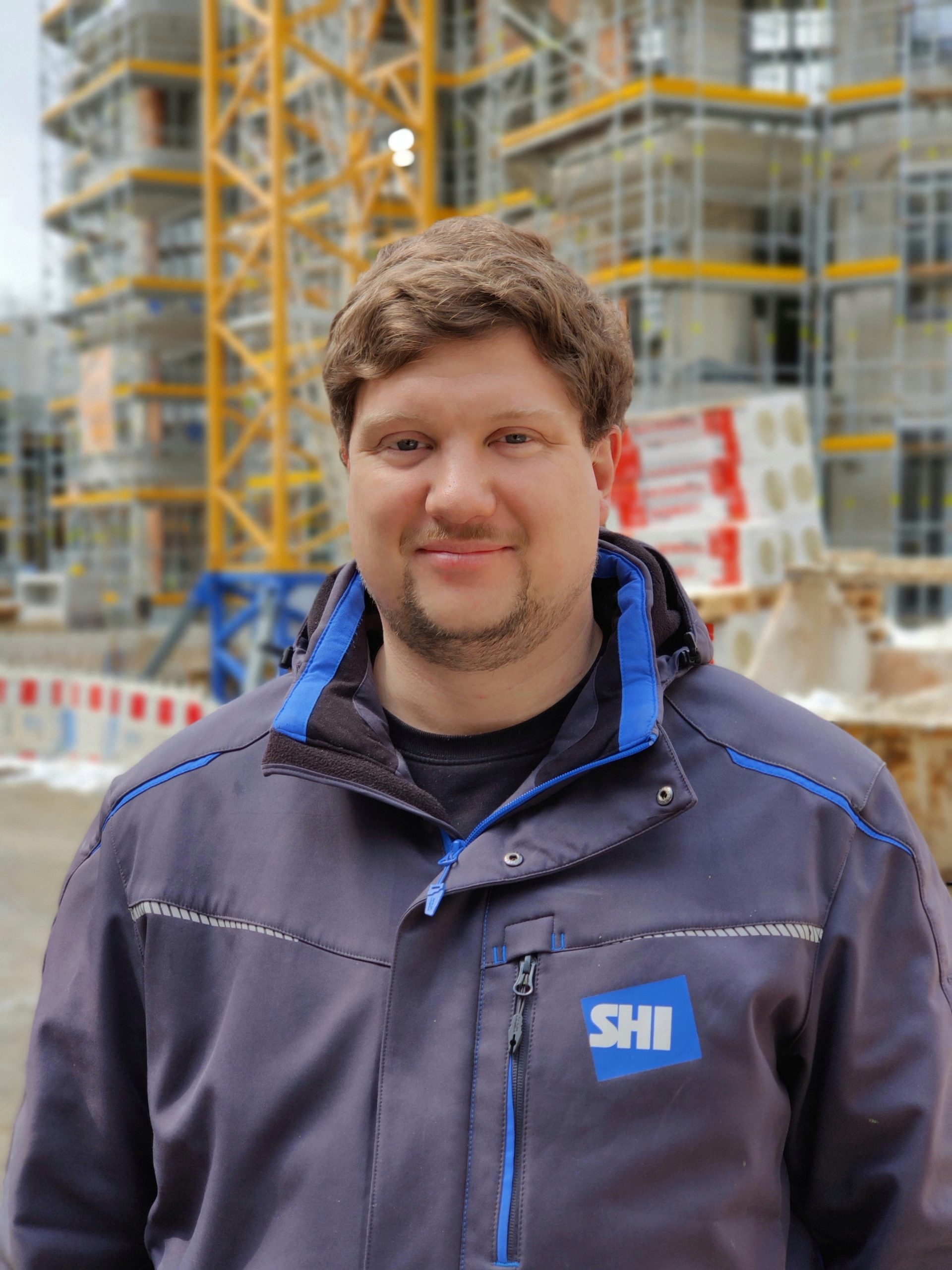 Person Johannes Hahn - Baustelle im Hintergrund