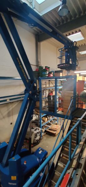 Hebebühne blau mit Mensch und mit gelber Aufschrift www.gardenmann.de