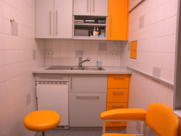 Elektro- und Lichtinstallation in der Arztpraxis Dr. Naumann in München nach Komplettentkernung