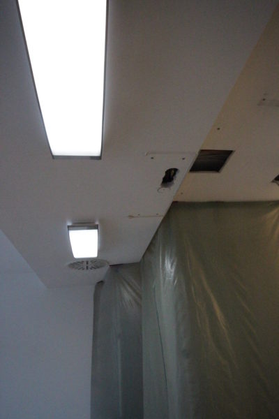 Deckeninstallation mit integrierter Beleuchtung während der Kernsanierung der Augenarztklinik am Marienplatz – ausgeführt von SHI Elektrotechnik.