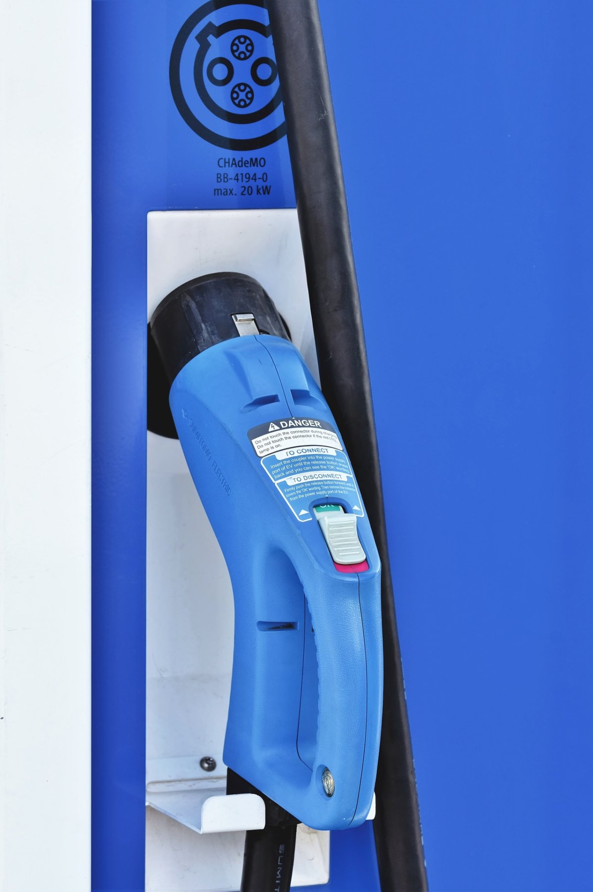 Blauer Ladestecker für E-Ladestation
