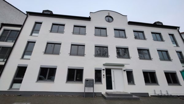 Bürogebäude mit vielen Fenstern und Hausnummer 5