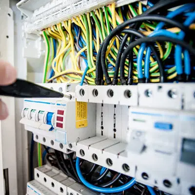 Elektroinstallation mit Sicherungskasten und Kabeln