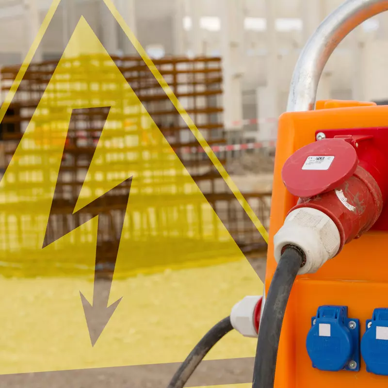 Baustromverteiler mit Starkstromanschluss und Elektro-Warnsymbol von SHI Elektro