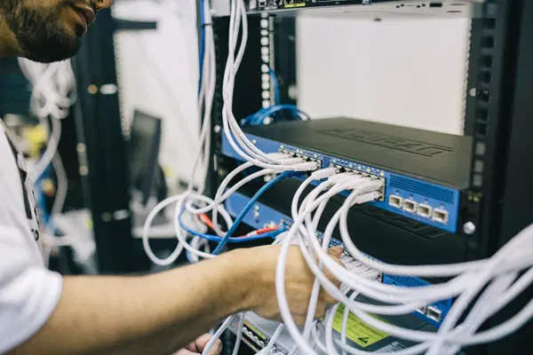 SHI Elektro installiert Netzwerktechnik und professionelle Verkabelung in einem Serverschrank