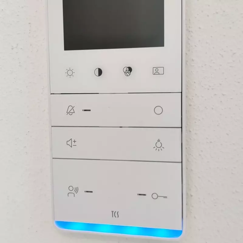 Moderne Sprechanlage mit Display und Bedienelementen von SHI Elektro