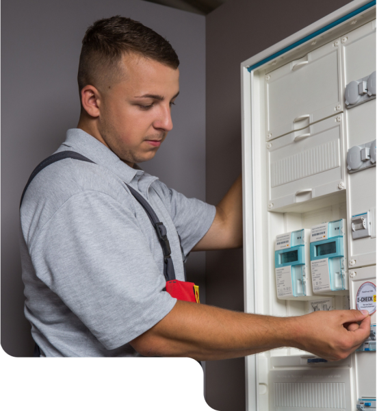Elektriker am Schaltkasten