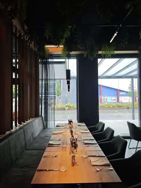 Eleganter Restaurantbereich im Hotel Zeller Königsbrunn mit dimmbarer LED-Beleuchtung und smarter Steuerung von SHI Gebäudetechnik