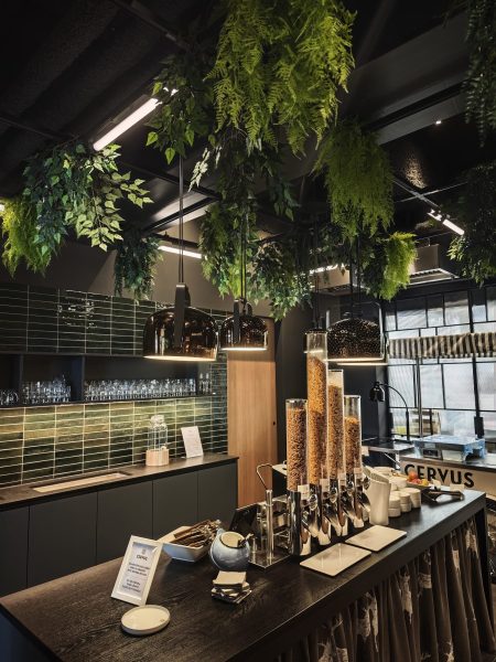 Frühstücksbereich im Hotel Zeller Königsbrunn mit dekorativer LED-Beleuchtung, Pflanzenakzenten und Elektroinstallation durch SHI Gebäudetechnik