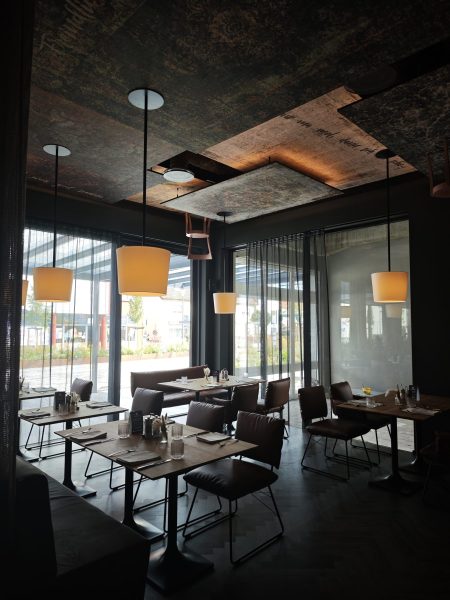 Restaurant im Hotel Zeller Königsbrunn mit kreativer Deckeninstallation, blendfreier Pendelbeleuchtung und Elektroinstallation durch SHI Gebäudetechnik