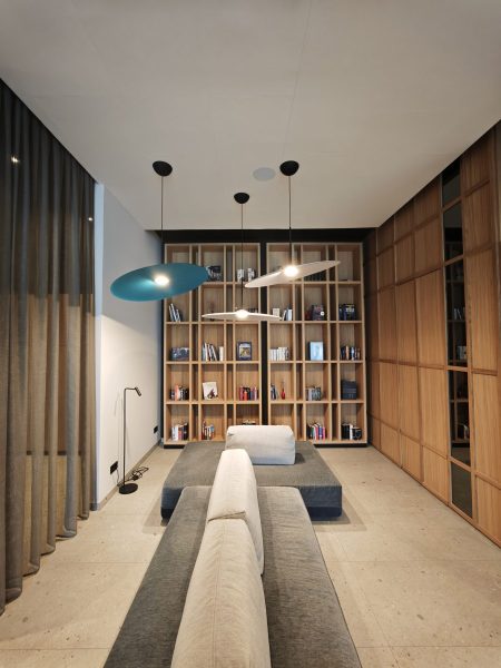 Lounge mit Bibliothek im Hotel Zeller Königsbrunn, ausgestattet mit Designerleuchten und Elektroinstallation durch SHI Gebäudetechnik GmbH