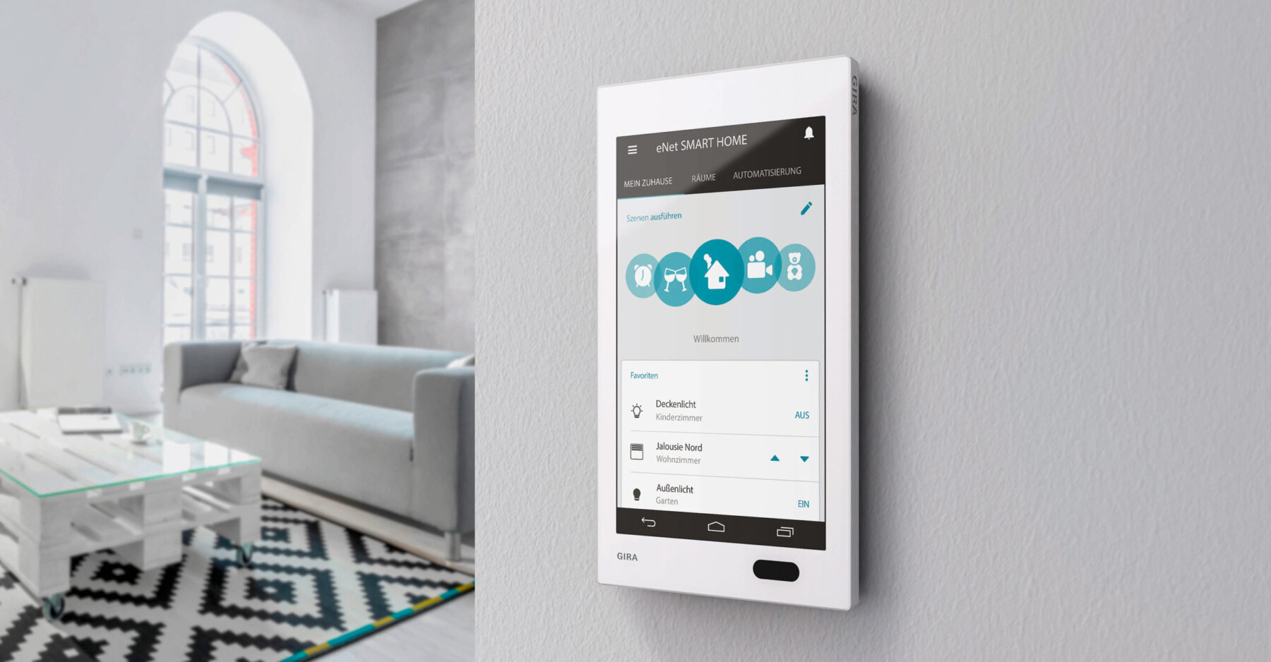 Smart-Home-Touchpanel an der Wand im modernen Wohnzimmer