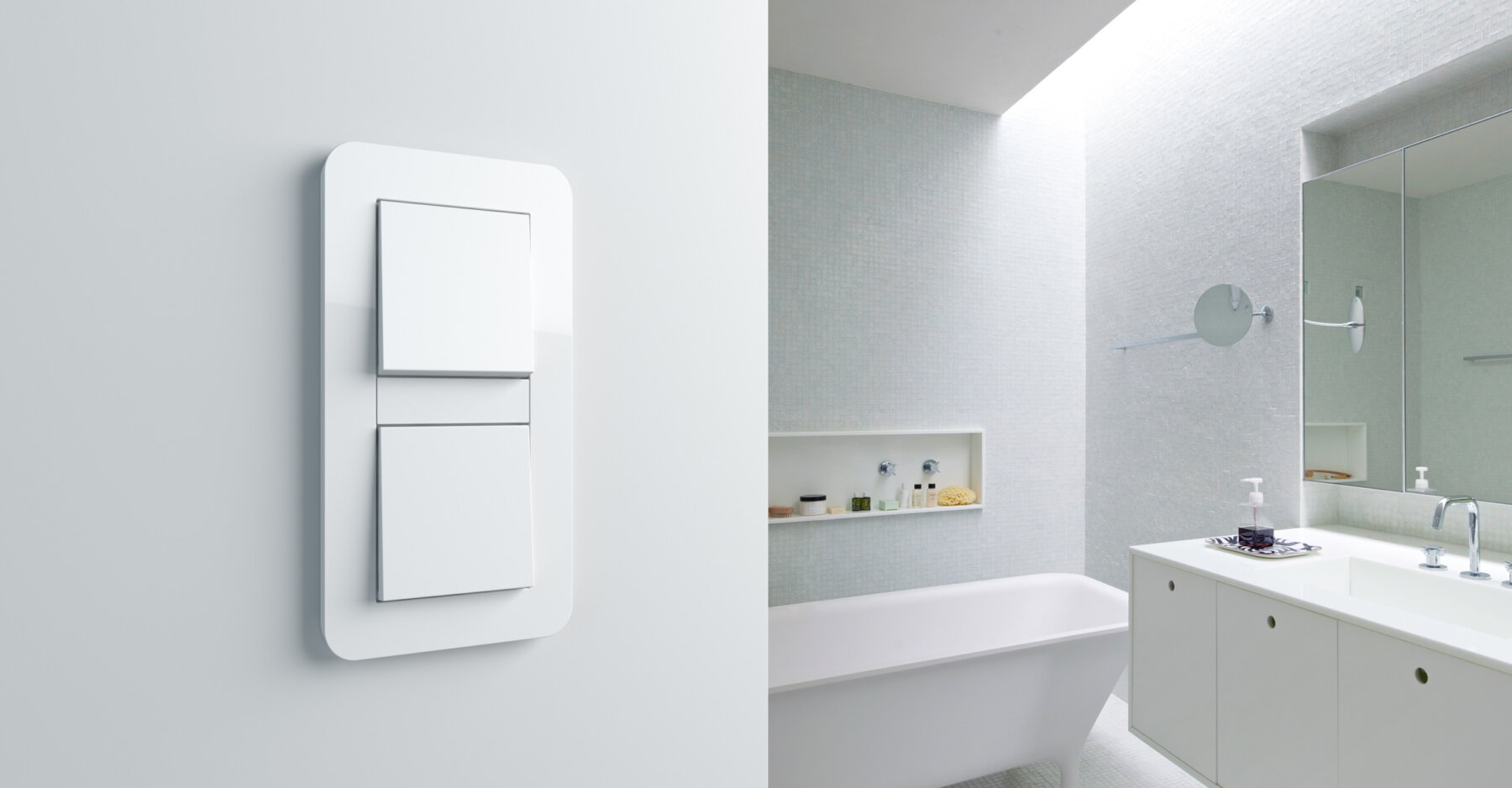 Weißer Lichtschalter mit zwei Wippen an der Wand im modernen Badezimmer