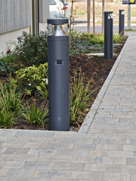 Außenleuchte an einem gepflasterten Weg der Wohnanlage Sheridan Park Junia GbR