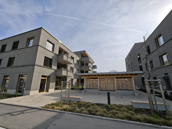 Moderne Wohnanlage Sheridan Park & Junia GbR mit grauen Fassaden, Balkonen und Innenhof