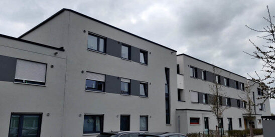 Wohnanlage in der Rieser Straße in Gersthofen – Fassade mit Fenstern und Außenbeleuchtung; Elektro- und Gebäudetechnik von SHI.