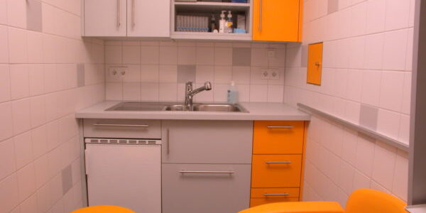 Elektro- und Lichtinstallation in der Arztpraxis Dr. Naumann in München nach Komplettentkernung