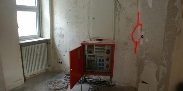 Baustromkasten während der Kernsanierung einer endokrinologischen Praxis in München – Elektroinstallation durch SHI Gebäudetechnik