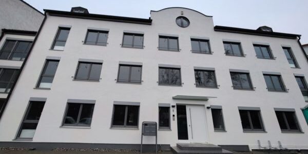 Bürogebäude mit vielen Fenstern und Hausnummer 5