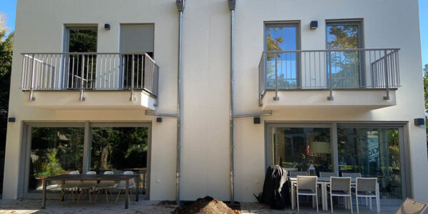 Doppelhaus mit moderner Außenbeleuchtung, Terrassenbereich und Balkonen