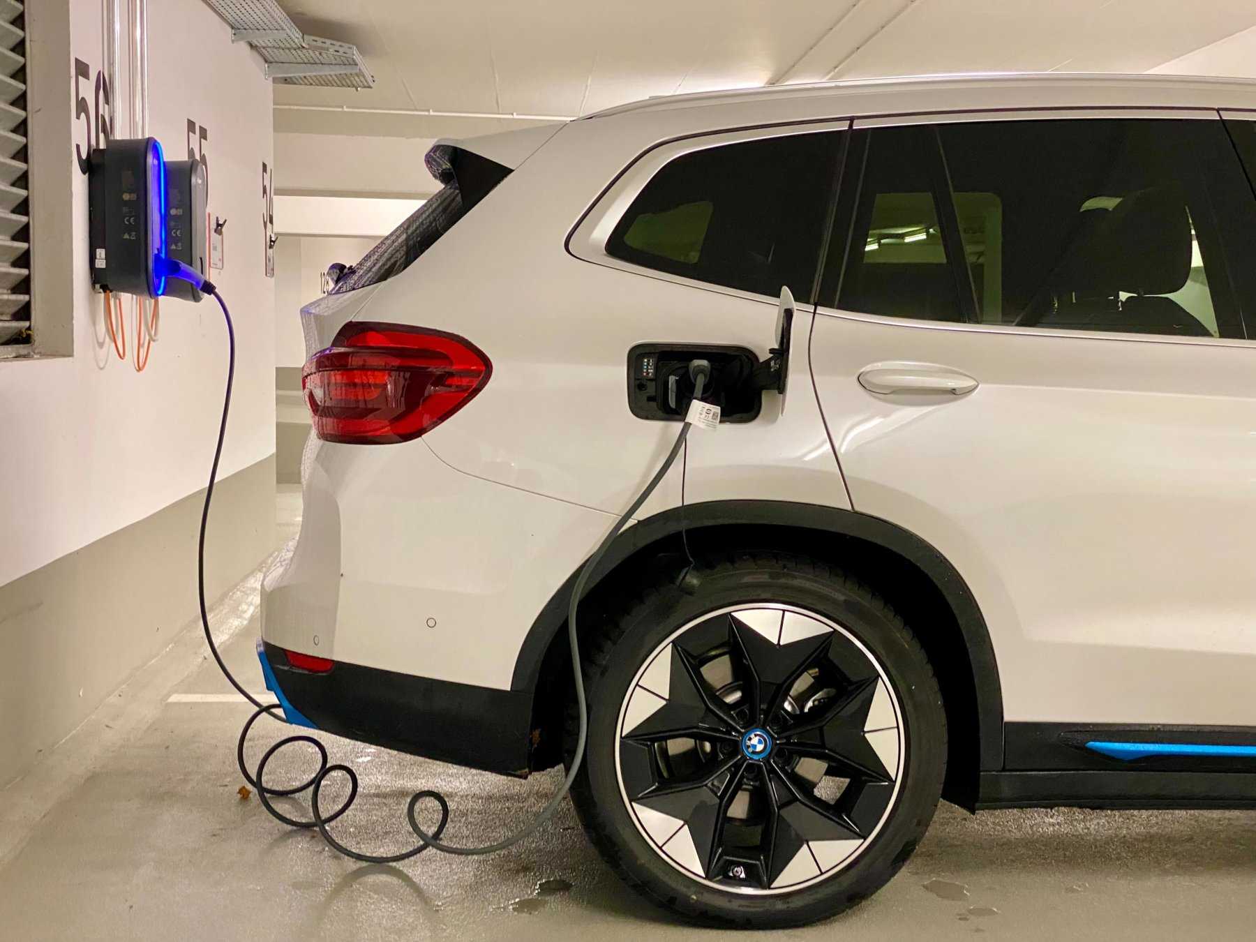 Wallbox in einer Tiefgarage läde ein Elektroauto
